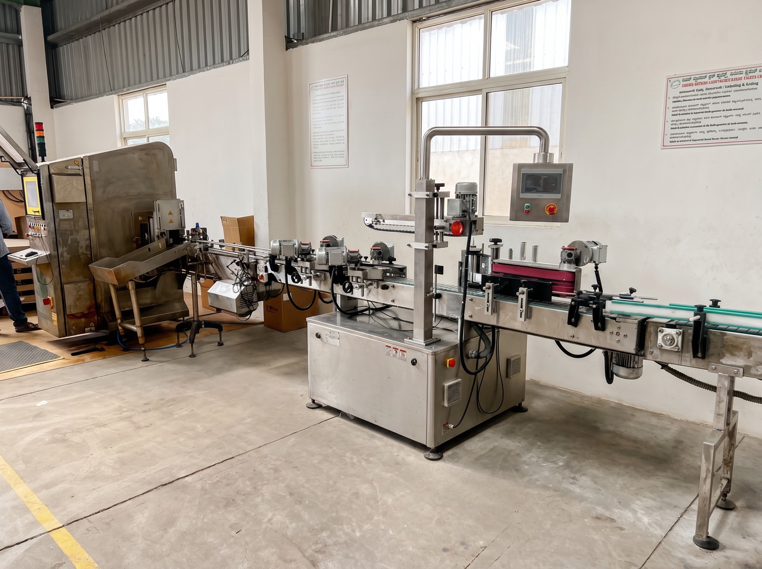 Automated bottle labelling machine
